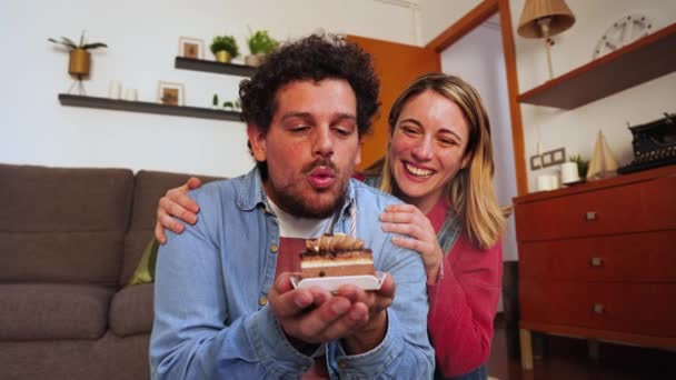 Szczęśliwa Młoda Para Świętująca Urodziny Małym Ciastkiem Zdmuchującym Świeczkę Blondynka — Wideo stockowe