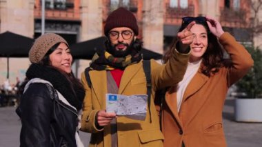Üç turist mutlu arkadaş haritada yön arıyorlar. Hafta sonu New City 'ye yolculuklarının tadını çıkarıyorlar. Rehberdeki yerleri arıyorlar. Avrupa 'yı ziyaret eden ve günü planlayan bir grup genç
