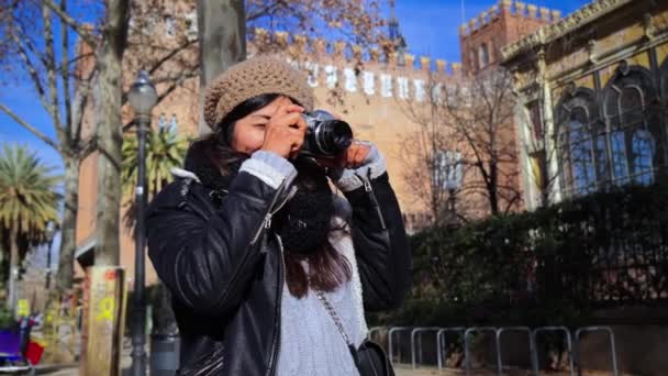 Молодая Фотограф Женщина Улыбается Снимает Фотографию Выходные Поездки Счастливая Азиатка — стоковое видео