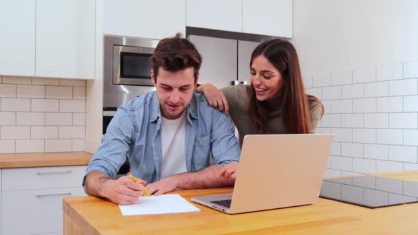 Młoda Para Przeglądająca Internecie Pomocą Laptopa Przeszukującego Hipotekę Obliczająca Swój — Wideo stockowe