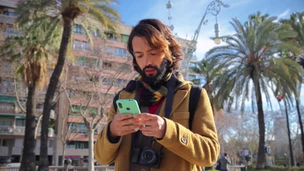 Šťastný Vousatý Muž Pomocí Mobilní Aplikace Pro Prohlížení Internetu Turista — Stock video
