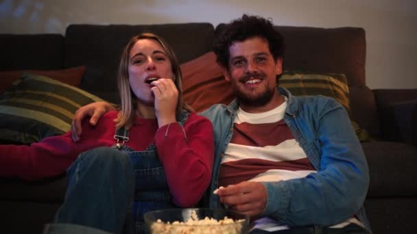 Přední Pohled Mladý Bělošský Pár Jak Usmívá Baví Koukáním Televizi — Stock video