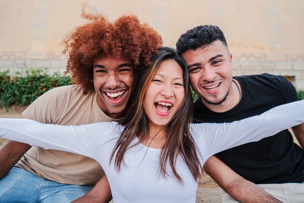 Retrato Grupo Adolescentes Multirraciais Rindo Sorrindo Juntos Uma Jovem Asiática — Fotografia de Stock