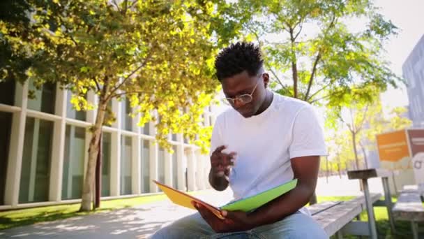 Estudiante Afroamericano Inteligente Leyendo Libro Sentado Campus Universitario Aire Libre — Vídeos de Stock