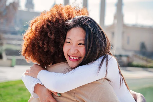 一位中国年轻女子拥抱了她的朋友 一对情侣紧紧地拥抱在一起 告别或欢迎的动机 快乐的人给予亲切的问候 青少年与治疗师会面时的联系 — 图库照片