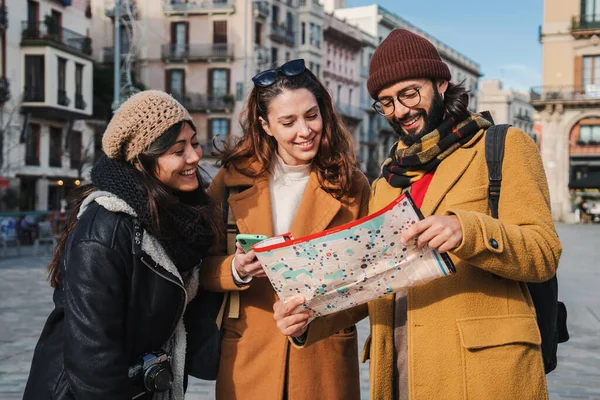 Avrupa 'daki bir anıtın yerini bulmak için harita okuyan bir grup turist. Üç genç gezgin bir rehberin Barselona 'yı ziyaret edişini izliyor. Arkadaşlar etrafı geziyor.