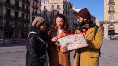 Avrupa 'daki bir anıtın yerini bulmak için harita okuyan bir grup turist. Üç genç gezgin bir rehberin Barselona 'yı ziyaret edişini izliyor. Arkadaşlar etrafı geziyor.