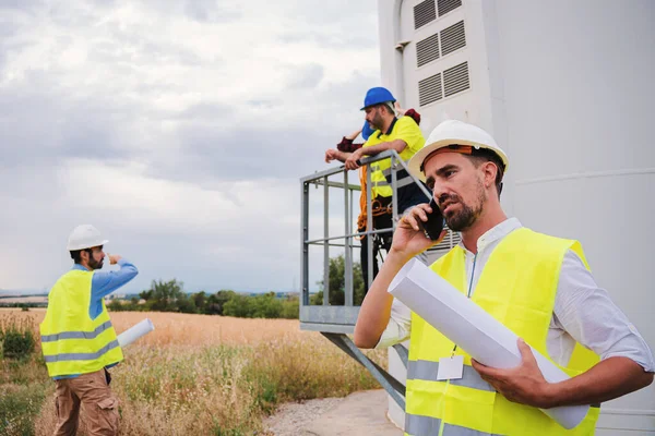 Planda Cep Telefonuyla Konuşan Beyaz Bir Mühendis Arka Planda Çalışan — Stok fotoğraf