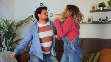 Genç mutlu çift evde birbirine yakın dans ediyor. Çılgın koca ve neşeli eş süslü müzikler dinliyor. Sakar erkek arkadaş ve neşeli eş apartmanlarında kutlama yapıyor ve eğleniyorlar. Yavaş çekim