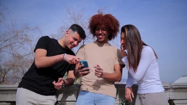 Grupp Flerrasiga Tonårsvänner Som Har Roligt Med Hjälp Mobiltelefon Enhet — Stockvideo