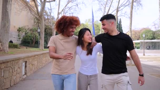 Ralenti Vue Face Groupe Jeunes Amis Multiraciaux Souriant Marchant Ensemble — Video
