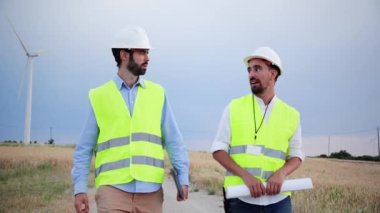 İki yel değirmeni mühendisi türbin denetimi hakkında konuşuyor. Bir çift müteahhit, enerji jeneratörünün yapımını planlıyor. Yenilenebilir enerji teknisyenleri işi reddediyor.