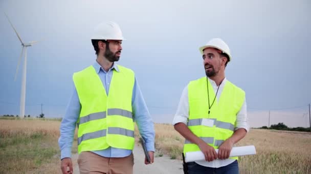 Dos Ingenieros Molinos Viento Caminando Hablando Inspección Turbina Par Contratistas — Vídeos de Stock