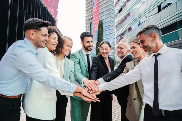 Группа Деловых Людей Складывает Руки Отпраздновать Хорошую Сделку Корпоративная Команда — стоковое фото