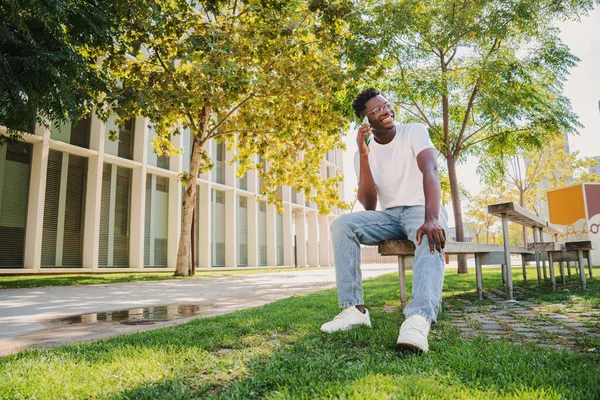 Mutlu Afro Amerikan Üniversite Öğrencisi Komik Bir Telefon Konuşması Yapıyor — Stok fotoğraf