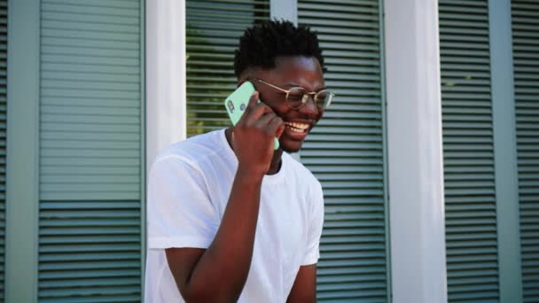 Alegre Estudiante Afroamericano Riéndose Tener Una Conversación Divertida Retrato Joven — Vídeos de Stock