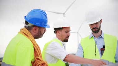 Bir grup yel değirmeni mühendisi türbin izleme planlarından bahsediyor. Yenilenebilir enerjinin profesyonel müteahhitleri eko elektrik jeneratörünün onarımını reddediyorlar.