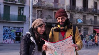Genç kayıp turist çifti, yerel bir arkadaşından yol tarifi isterken haritada izlemeleri gereken yolu gösteriyor. Hafta sonu seyahati için yabancı bir şehri gezen arkadaşlar.