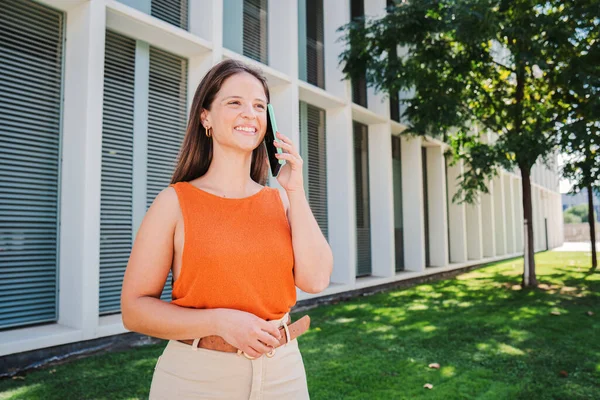 Feliz Joven Caucásica Mujer Hablando Teléfono Inteligente Tener Una Conversación —  Fotos de Stock