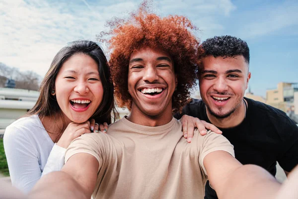 幸せな多人種の若い友人のグループ笑顔とカメラを見て自撮りの肖像画を撮る 会議で楽しい10代の生徒を元気づける 懇親会での楽しい3人の絆 — ストック写真