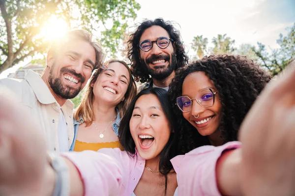 Groupe Jeunes Multiraciaux Souriant Prenant Selfie Ensemble Gros Plan Portrait — Photo