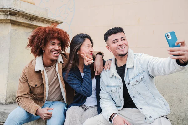 Giovani Amici Multiculturali Adolescenti Che Scattano Ritratto Selfie Con App — Foto Stock