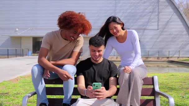 Grupa Młodych Nastolatków Korzystających Telefonu Komórkowego Patrzących Kamerę Zwolnij Trochę — Wideo stockowe
