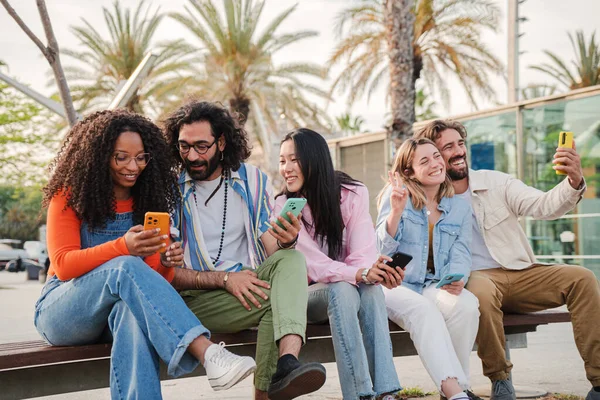 Grupp Unga Vänner Som Använder Smartphone För Att Bläddra Internet — Stockfoto