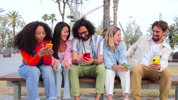 Группа Молодых Друзей Пользующихся Смартфоном Просматривают Интернет Делают Селфи Делятся — стоковое видео