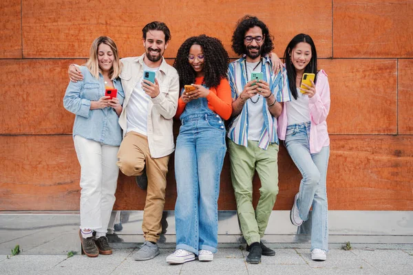 Grupp Glada Multietniska Vänner Som Använder Smartphone För Att Dela — Stockfoto