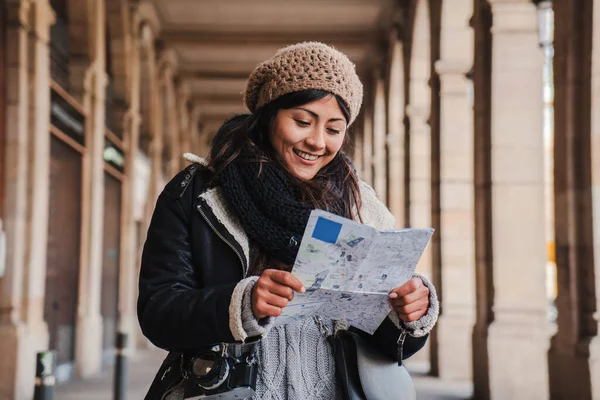 Avrupa anıtının yerini bulmak için gülümseyen ve harita okuyan genç turist kadın. Kayıp gezgin kadın bir gezi rehberini izliyor ve yürüyor. Bir İspanyol şehrini gezen bir bayan. Yüksek