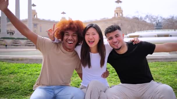 Vrienden Die Het Vredesbord Gebaren Naar Camera Kijken Samen Glimlachen — Stockvideo