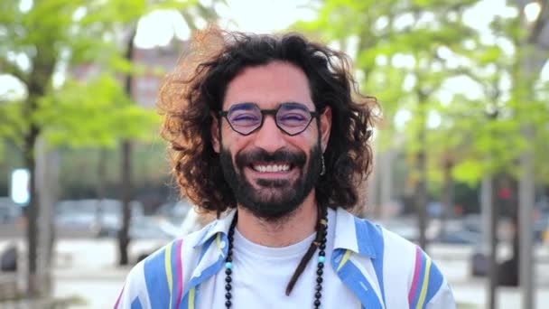 Gülümseyen Kameraya Bakan Mutlu Genç Hippi Hippi Adamın Gülüşünün Kişisel — Stok video