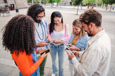Çemberdeki arkadaş grubu cep telefonu uygulamalarını kullanmaya bağımlı. Gençler akıllı telefonlarıyla video oyunu oynayarak eğleniyorlar. Gülümseyen mutlu takım sosyal medyada izliyor ve paylaşıyor.