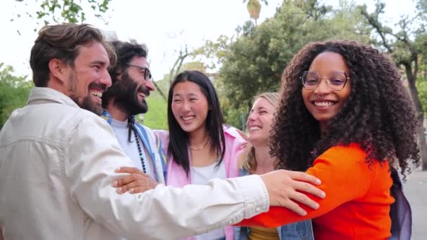 Gruppe Multiraciale Unge Voksne Mennesker Forbinder Omfavner Nærhed Cirkel Sammen – Stock-video