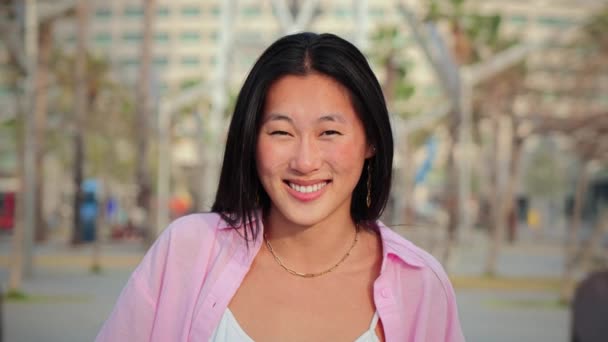 Detailní Individuální Portrét Šťastné Asijské Mladé Dospělé Ženy Usmívající Perfektními — Stock video