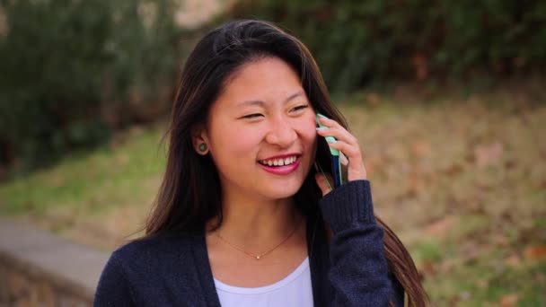 Joyful Adolescente Estudante Sorrindo Ter Uma Conversa Chamada Celular Jovem — Vídeo de Stock