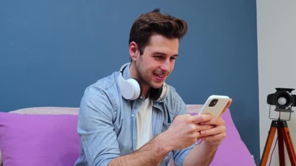 Jeden Teenager Baví Prohlížením Internetu Mobilním Telefonem Hezký Mladý Muž — Stock video