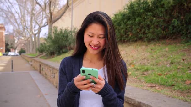Jeune Femme Asiatique Amuser Sourire Utilisant Téléphone Portable Pour Envoyer — Video