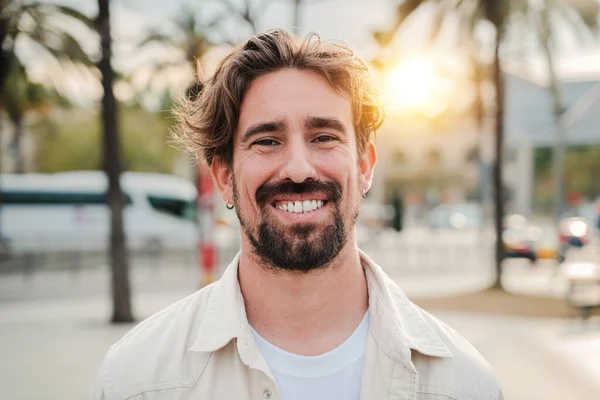 Nahaufnahme Porträt Eines Gutaussehenden Bärtigen Mannes Mit Perfekten Weißen Zähnen — Stockfoto