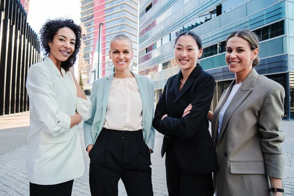 Группа Красивых Деловых Женщин Стоящих Рабочем Месте Позирующих Портрета Успешным — стоковое фото