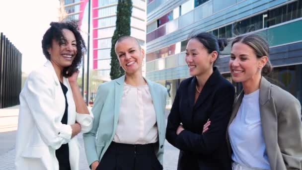 Ομάδα Όμορφων Γυναικών Επιχειρηματιών Που Στέκονται Στο Χώρο Εργασίας Και — Αρχείο Βίντεο