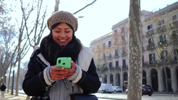 Glada Unga Kvinna Som Har Roligt Med Hjälp Mobiltelefon För — Stockvideo