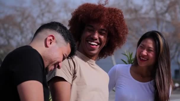 Retrato Grupo Estudiantes Adolescentes Que Sonríen Unen Campus Universitario Tres — Vídeos de Stock