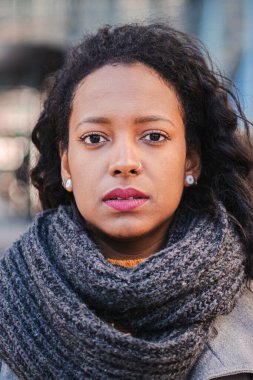 İzole edilmiş, ciddi, kendine güvenen bir iş kadınının zarif bir tarzı ve çekici bir görünüşü olan portresinin dikey yakın çekimi. Genç iş kadını. İş konsepti. Yüksek kalite