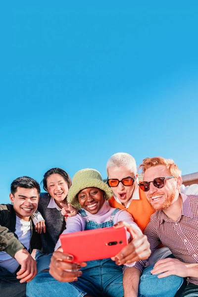 Vertikalt Porträtt Grupp Multiracial Glada Vänner Som Har Roligt Med — Stockfoto
