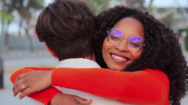 Giovane Donna Afroamericana Che Abbraccia Suo Ragazzo Caucasico Appuntamento Romantico — Video Stock