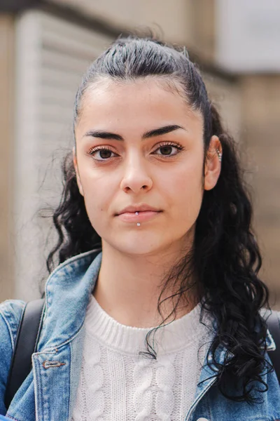 Kameraya Ciddi Bakan Latin Asıllı Esmer Kız Öğrencinin Dikey Portresi — Stok fotoğraf