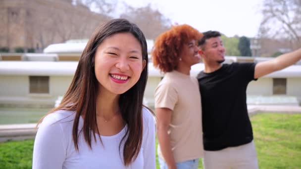 Forgrunnen Gledelig Asiatisk Skoleelev Som Ser Smilende Foran Kamera Mens – stockvideo