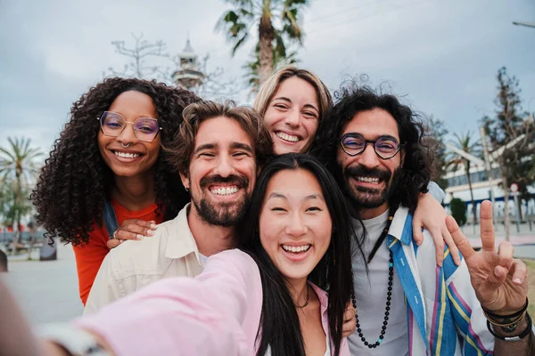 Grupp Glada Unga Vänner Som Tar Ett Selfie Porträtt Leende — Stockfoto
